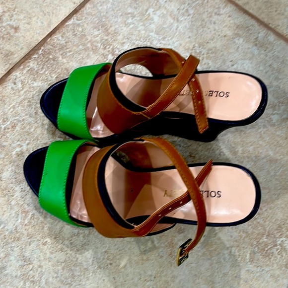 Sole Society navy and green wedge. Size 5 - Picture 2 of 5